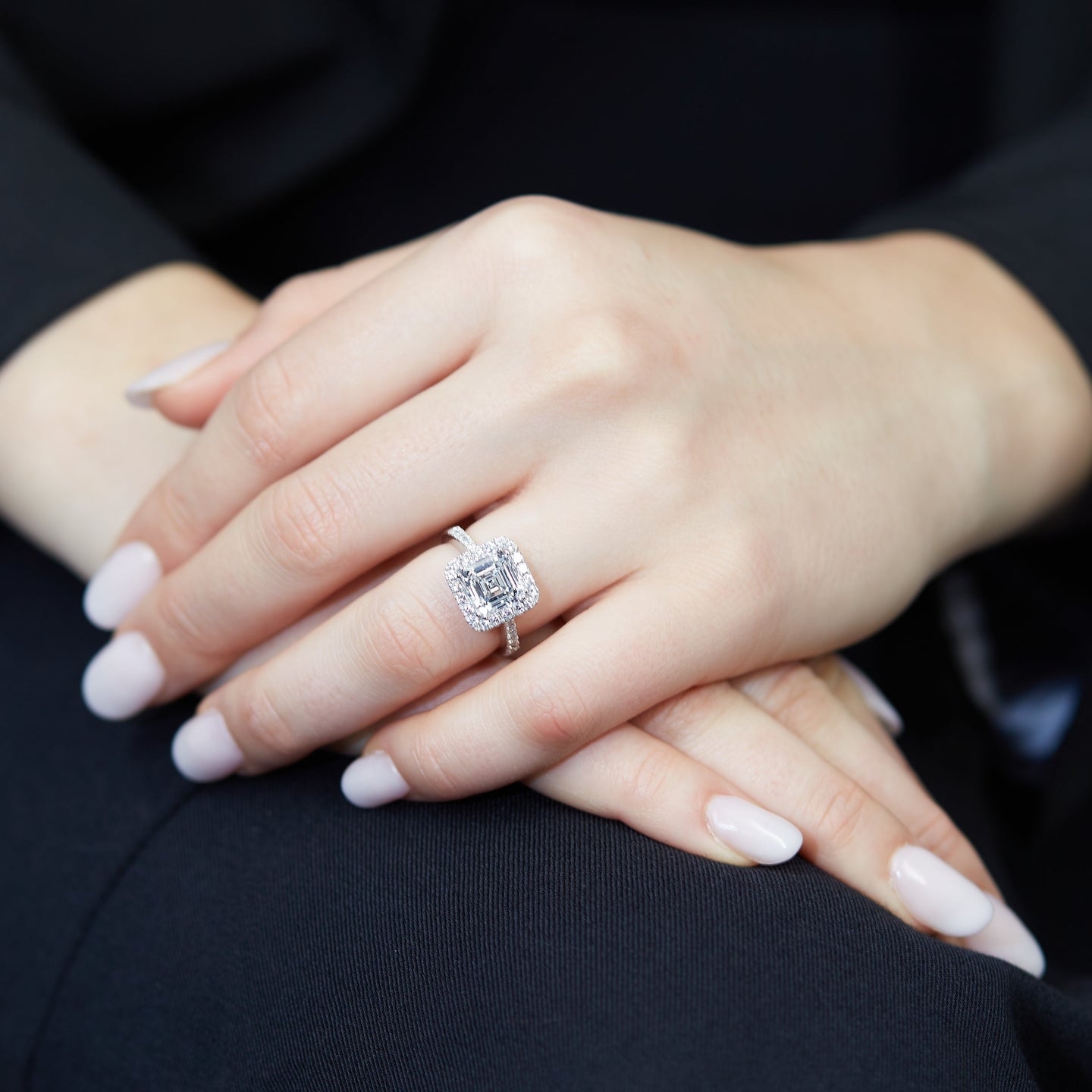 Anello dreams in oro bianco e diamanti lab-grown taglio asscher e taglio brillante, 3,54 carati.