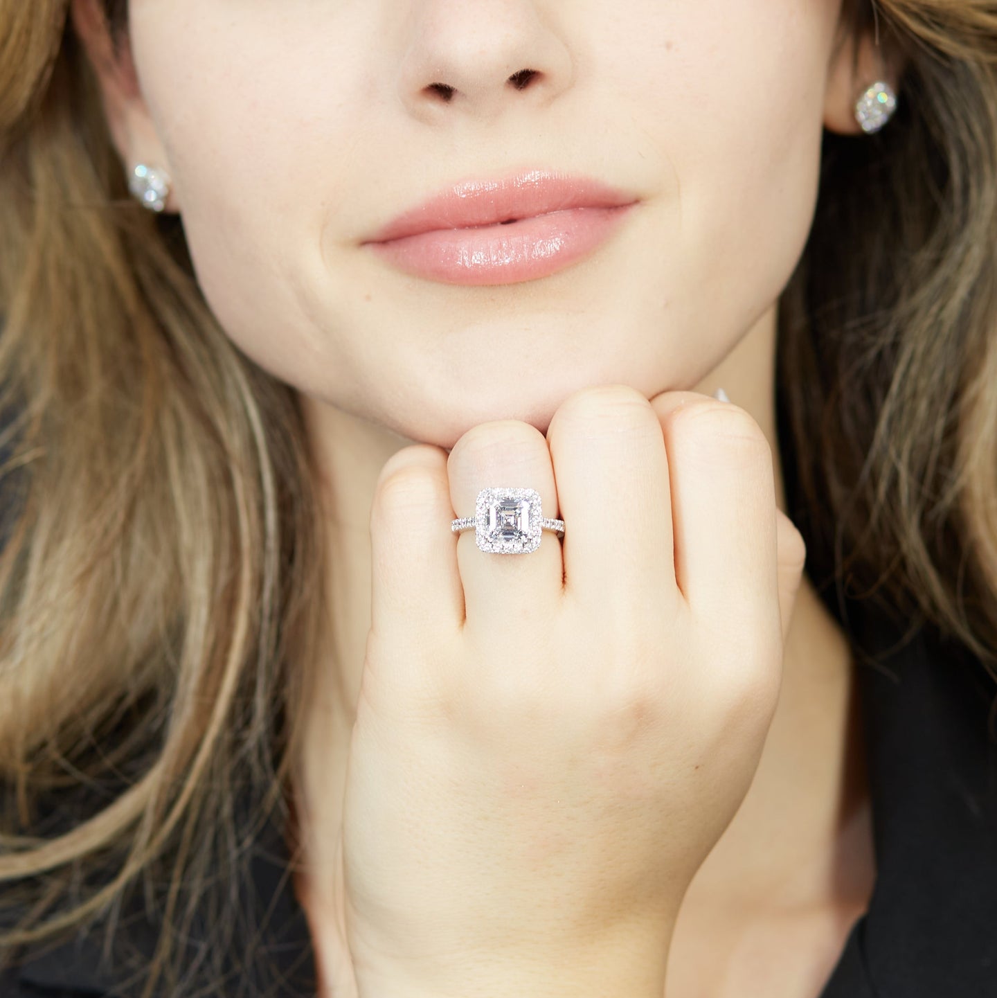 Anello dreams in oro bianco e diamanti lab-grown taglio asscher e taglio brillante, 3,54 carati.