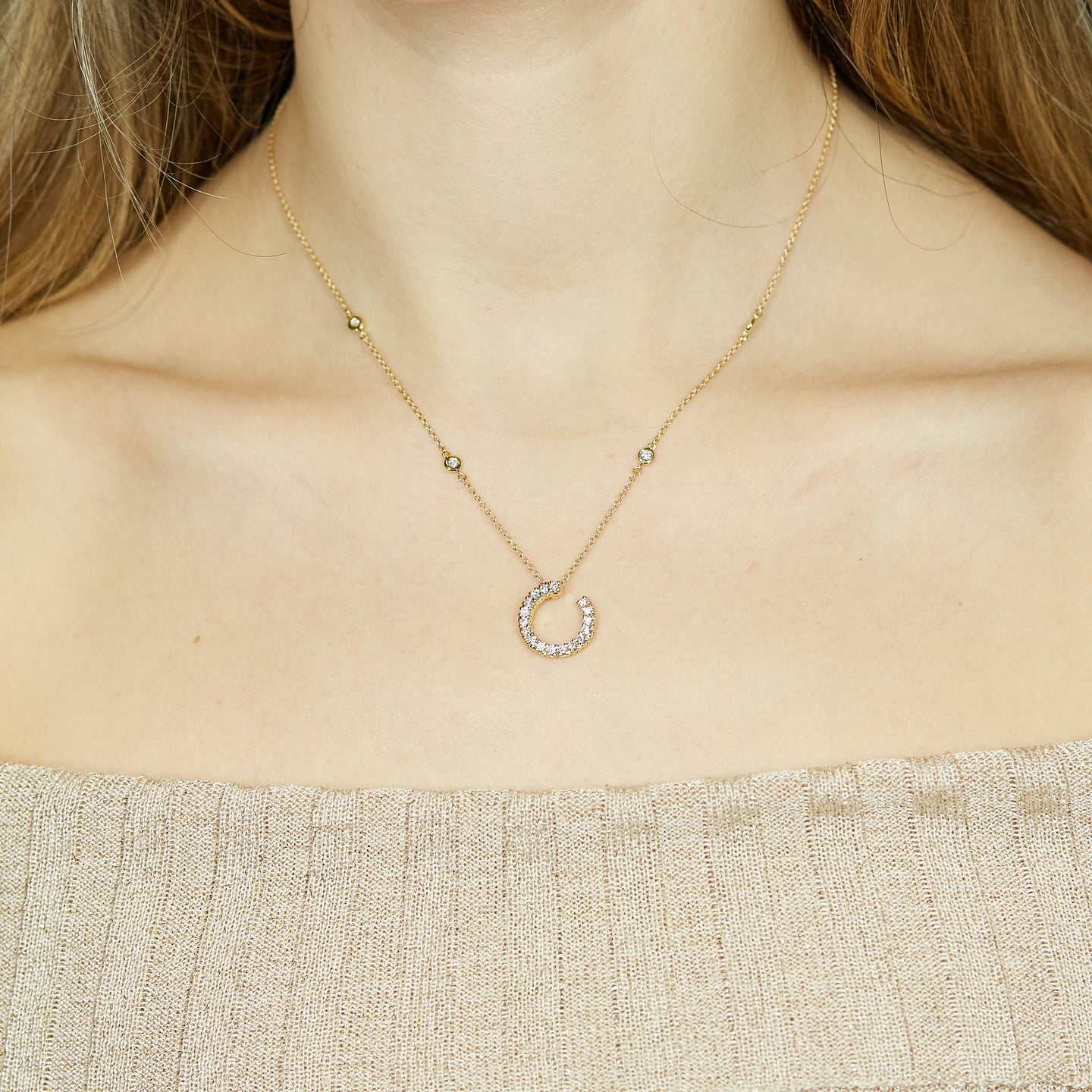 Girocollo con pendente in oro giallo e spot di diamanti Lab-grown taglio brillante, 0,59 carati.