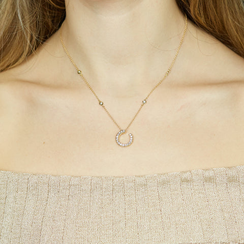 Girocollo con pendente in oro giallo e spot di diamanti Lab-grown taglio brillante, 0,59 carati.