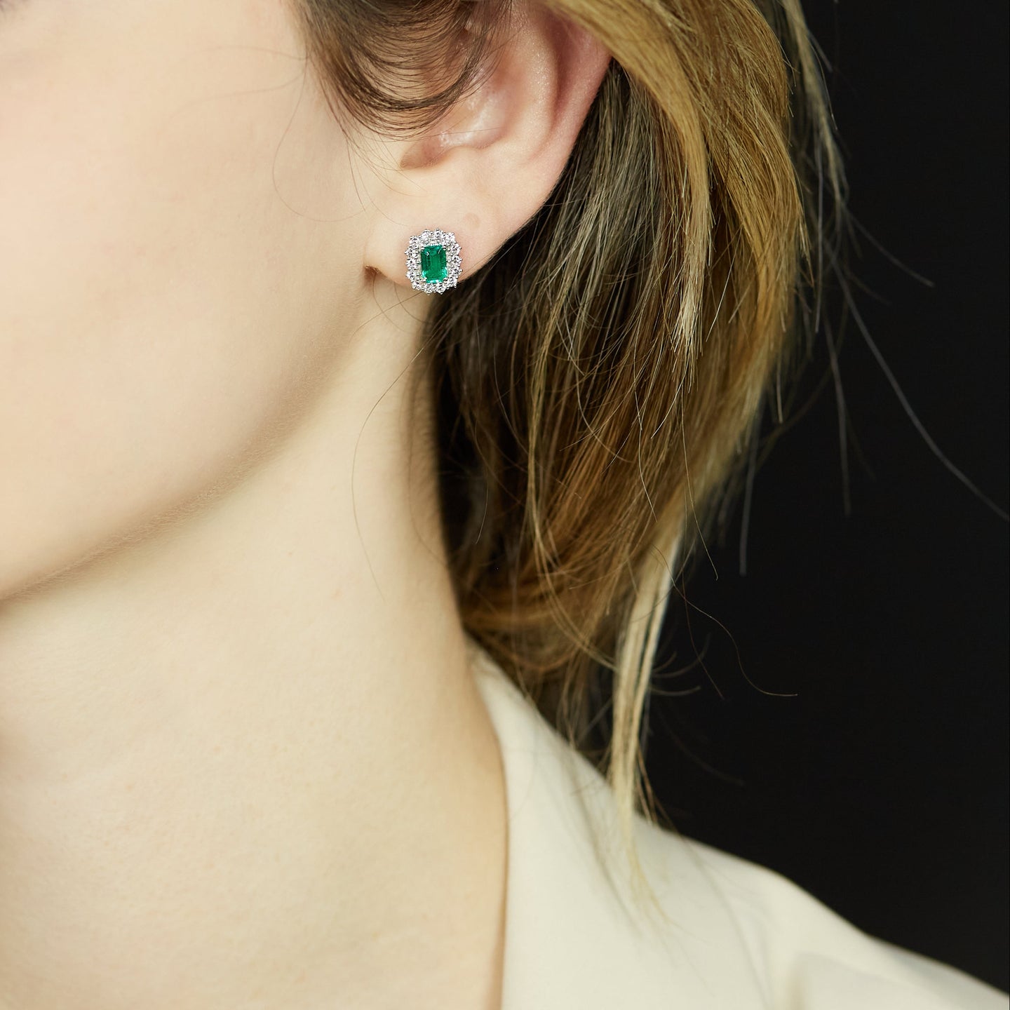 Orecchini in Oro Bianco e Smeraldi Lab-Grown con Contorno di Diamanti Lab-Grown, 1,63 carati.