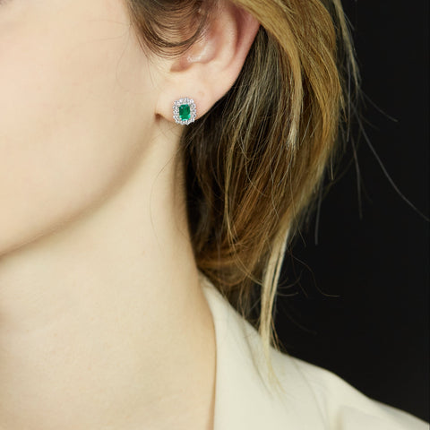 Orecchini in Oro Bianco e Smeraldi Lab-Grown con Contorno di Diamanti Lab-Grown, 1,63 carati.