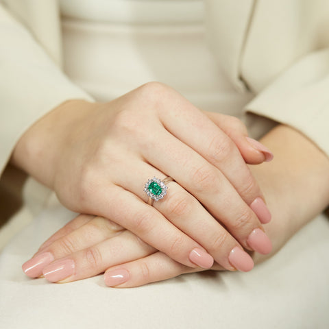 Anello in oro bianco con smeraldo lab-grown e diamanti lab-grown taglio brillante.