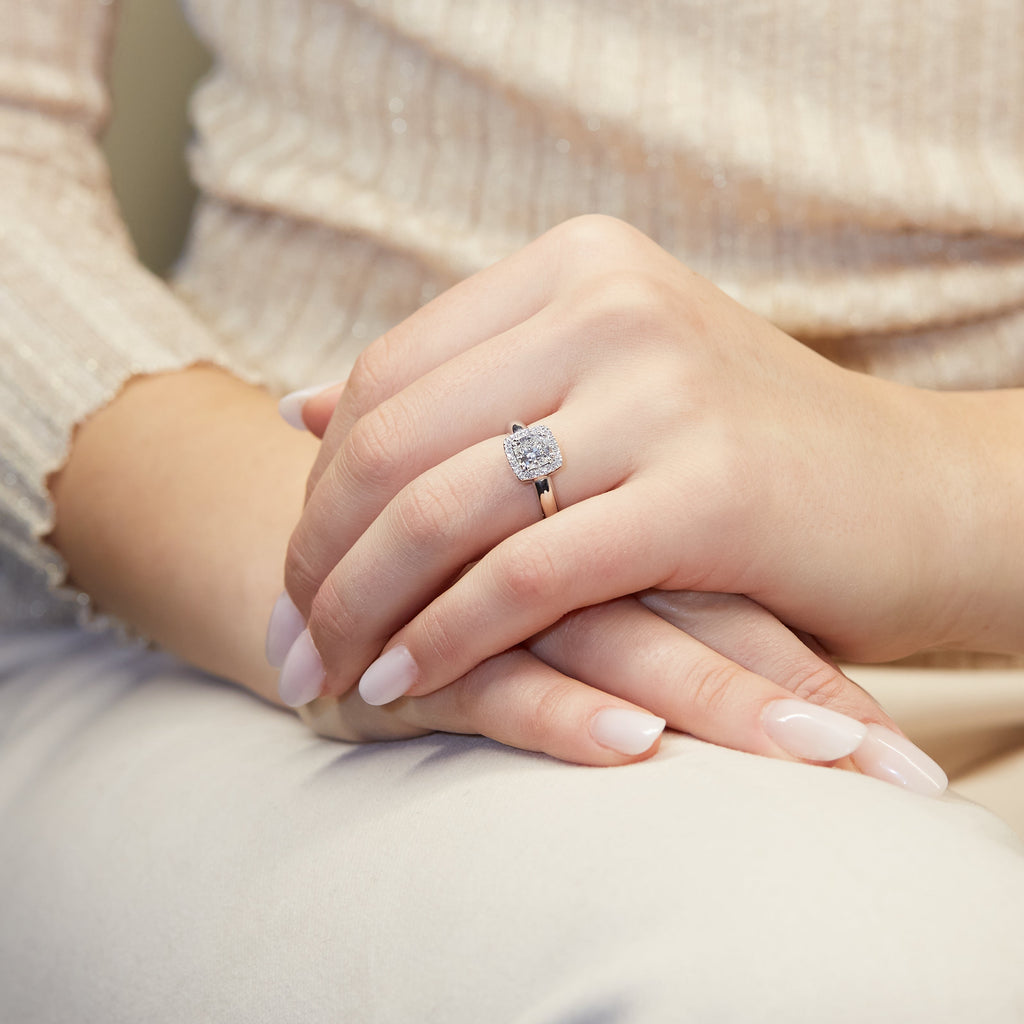 Anello Cushion Halo