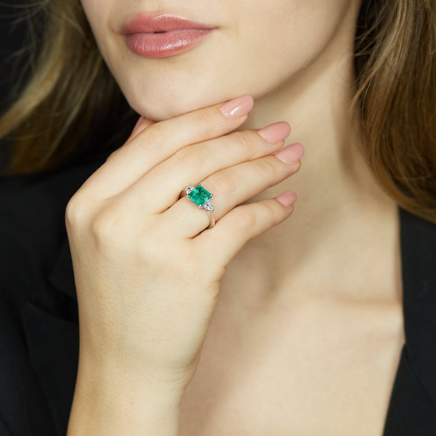 Anello in Oro Bianco con Smeraldo Lab Grown taglio asscher e Diamanti Lab-Grown taglio trillion.