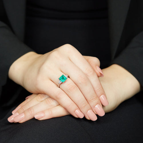 Anello in Oro Bianco con Smeraldo Lab Grown taglio asscher e Diamanti Lab-Grown taglio trillion.