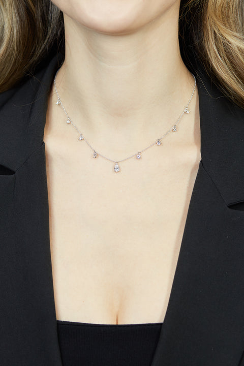 Girocollo in oro bianco con pendenti di diamanti lab-grown taglio brilante e goccia, 1,21 carati.