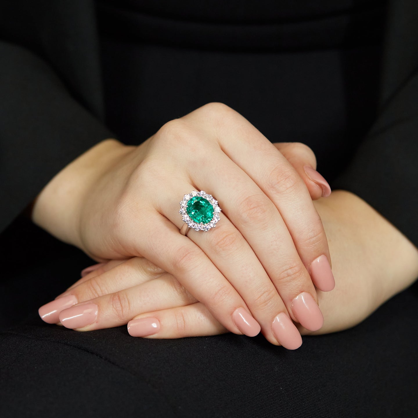 Anello in oro bianco con smeraldo Lab-Grown taglio ovale e diamanti Lab-Grown taglio brillante.