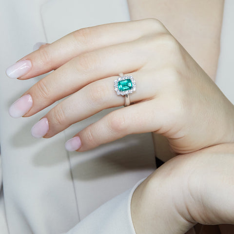 Anello in oro bianco con smeraldo lab-grown e diamanti lab-grown taglio brillante.