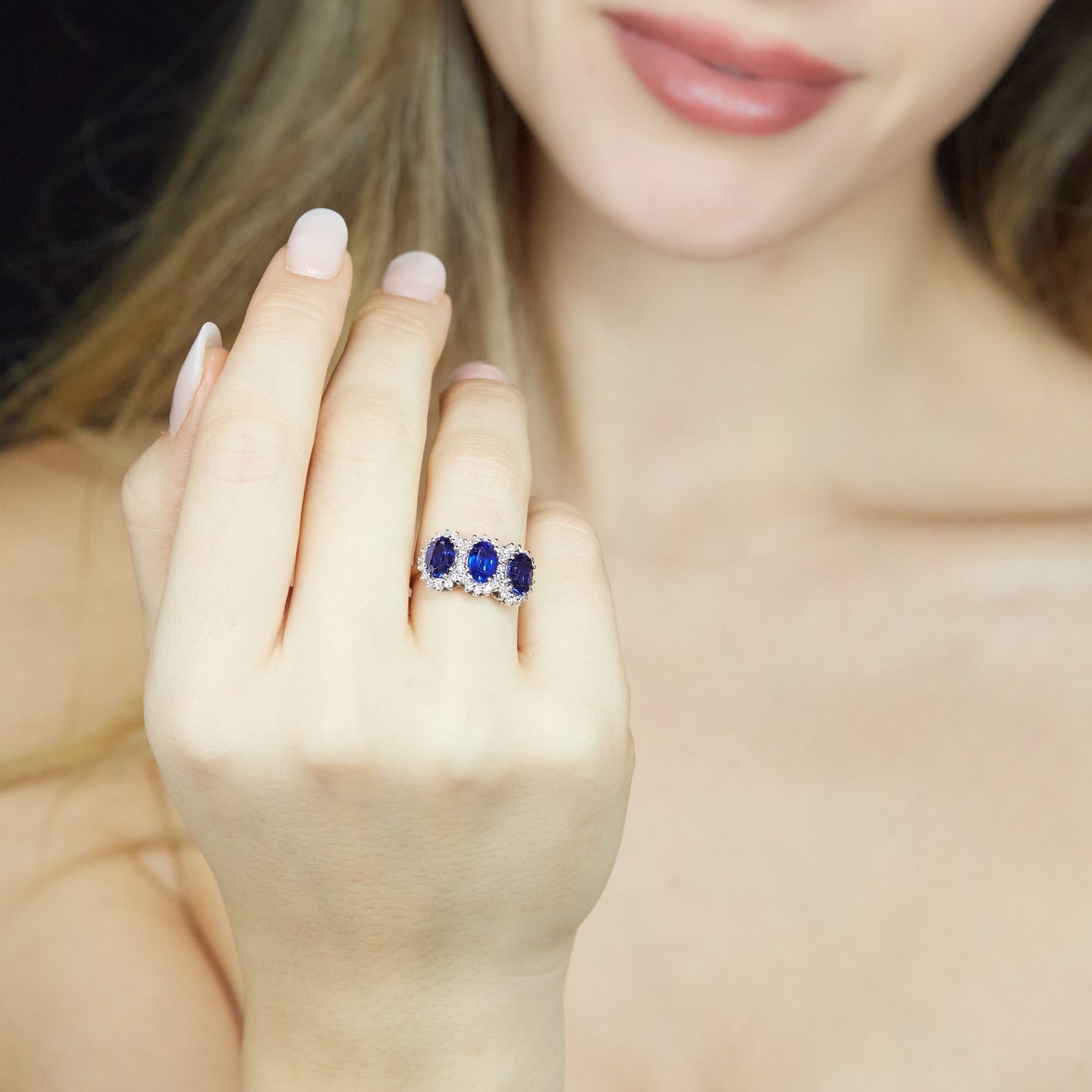 Anello in oro bianco con zaffiri Lab-Grown taglio ovale e diamanti Lab-Grown taglio brillante.