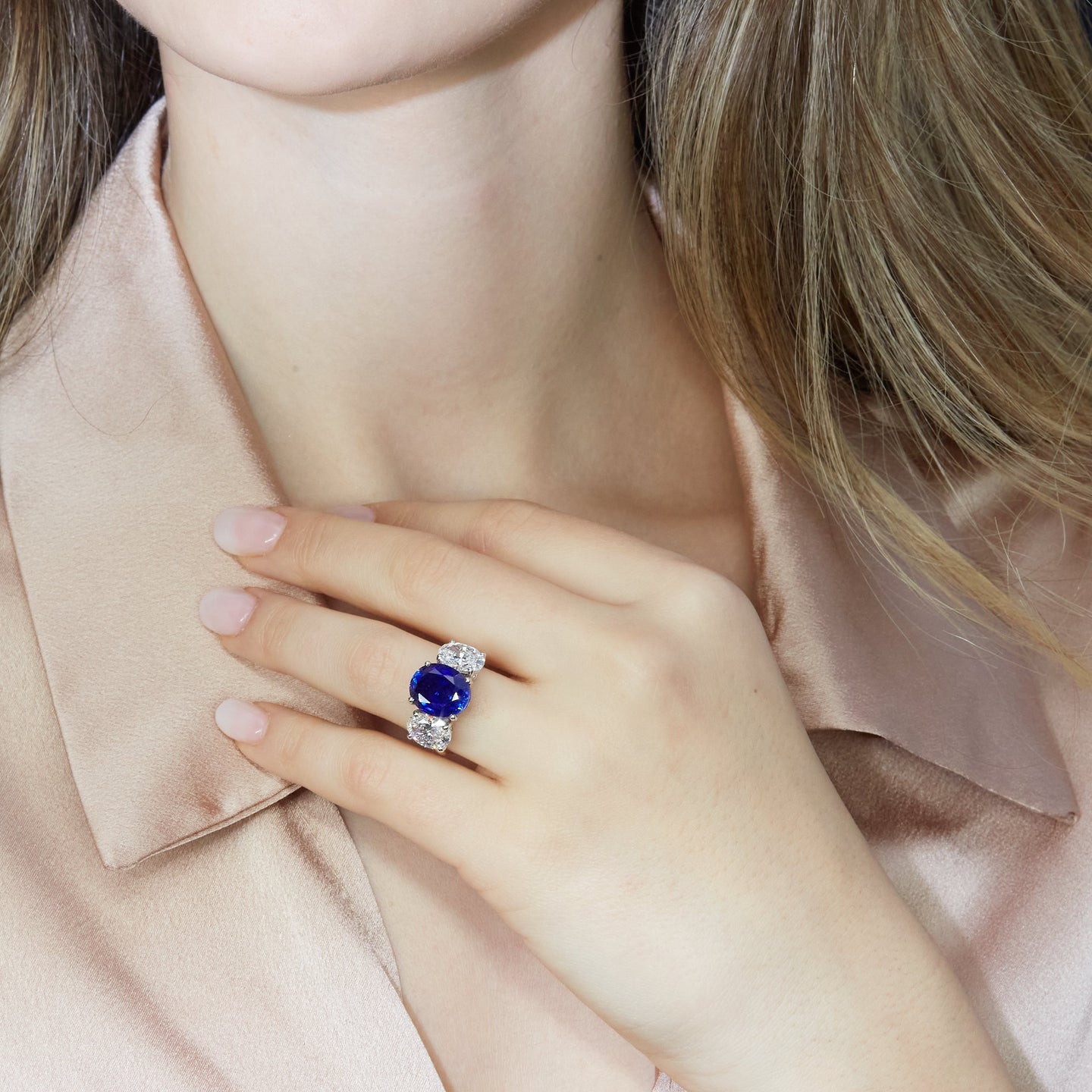 Trilogy in oro bianco con zaffiro Lab-Grown taglio ovale e diamanti Lab-Grown taglio ovale.