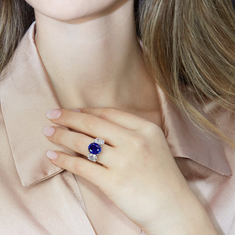 Trilogy in oro bianco con zaffiro Lab-Grown taglio ovale e diamanti Lab-Grown taglio ovale.