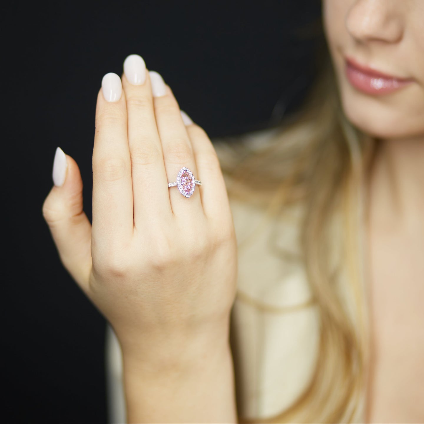 Anello Dreams con diamante Lab-Grown Fancy Vivid Pink e diamanti Lab-Grown taglio brillante.