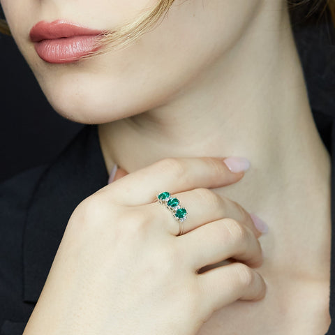 Anello in oro bianco con smeraldi Lab-Grown taglio ovale e diamanti Lab-Grown taglio brillante.