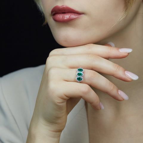 Trilogy in oro bianco con smeraldi Lab-Grown taglio ovale e diamanti Lab-Grown taglio brillante.