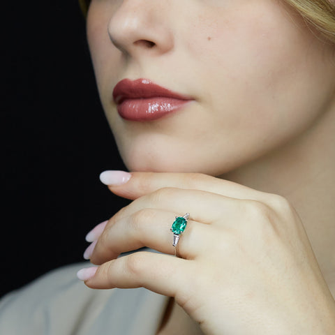 Anello in oro bianco con smeraldo Lab-Grown taglio ovale e diamanti Lab-Grown taglio taper.