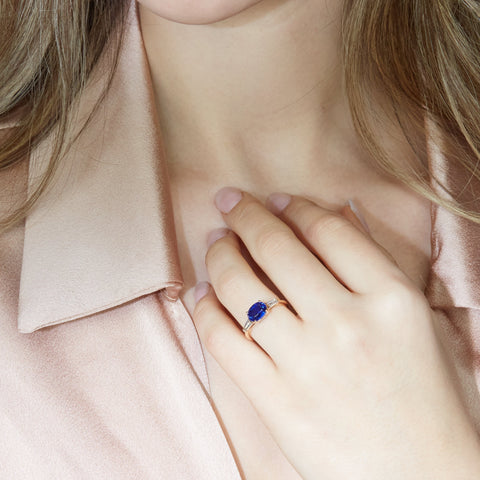 Anello in oro rosa con zaffiro Lab-Grown e diamanti Lab-Grown taglio taper.