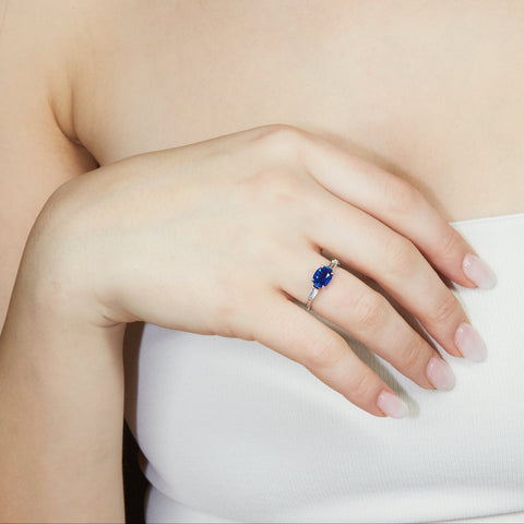 Anello in oro bianco con zaffiro Lab-Grown taglio ovale e diamanti Lab-Grown taglio taper.