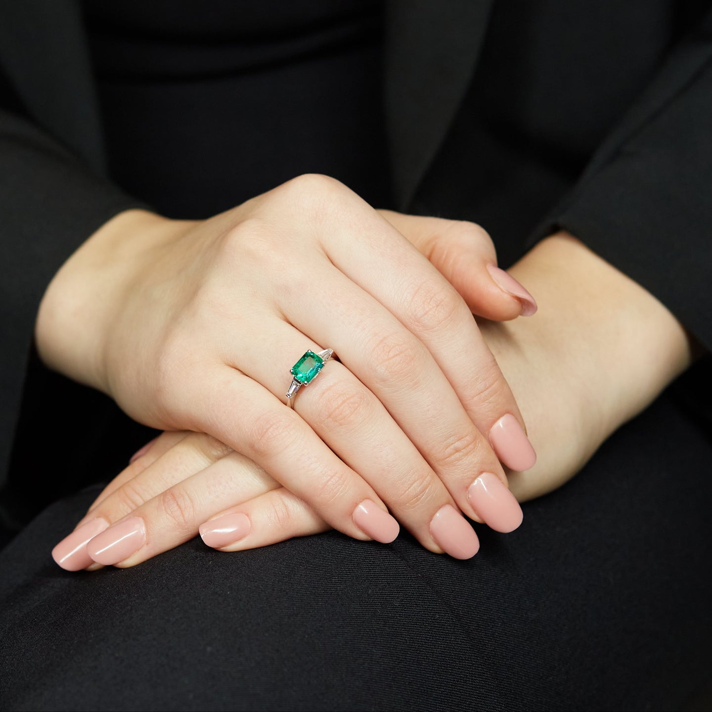 Anello in oro bianco con smeraldo Lab-Grown e diamanti Lab-Grown taglio taper.