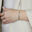 Bracciale Queen con centrale e contorno in oro giallo tubogas con Diamante Lab-Grown taglio cuscino e Diamanti Lab-Grown taglio brillante, 1,23 carati.