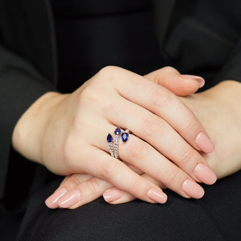 Anello in oro bianco con zaffiri Lab-Grown taglio goccia e diamanti Lab-Grown taglio brillante.