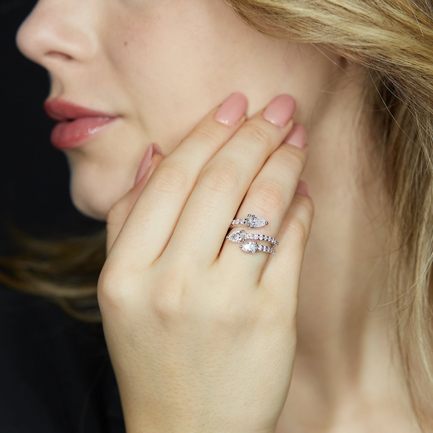 Anello in oro bianco con diamanti Lab-Grown taglio goccia e brillante, 2,14 carati.