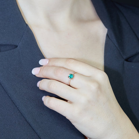 Anello in oro rosa con smeraldo Lab-Grown e diamanti Lab-Grown taglio brillante.