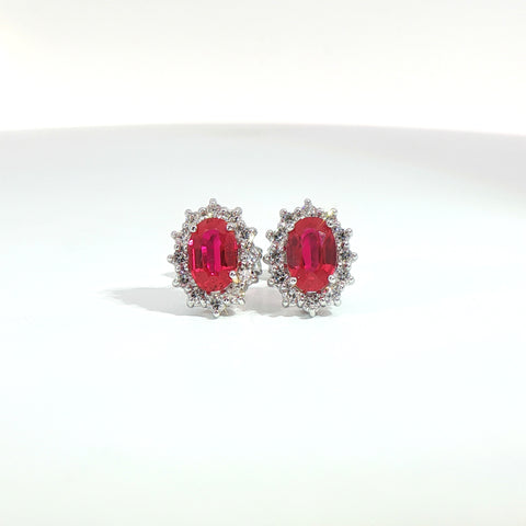 Orecchini punto luce in oro bianco con rubini Lab-Grown taglio ovale e diamanti Lab-Grown taglio brillante.
