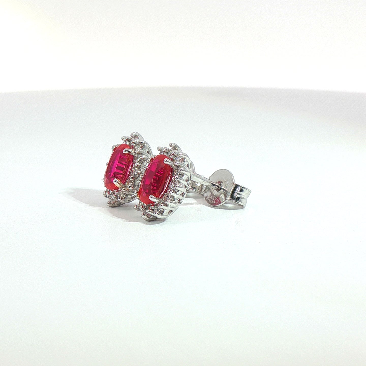 Orecchini punto luce in oro bianco con rubini Lab-Grown taglio ovale e diamanti Lab-Grown taglio brillante.