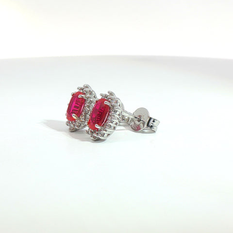 Orecchini punto luce in oro bianco con rubini Lab-Grown taglio ovale e diamanti Lab-Grown taglio brillante.