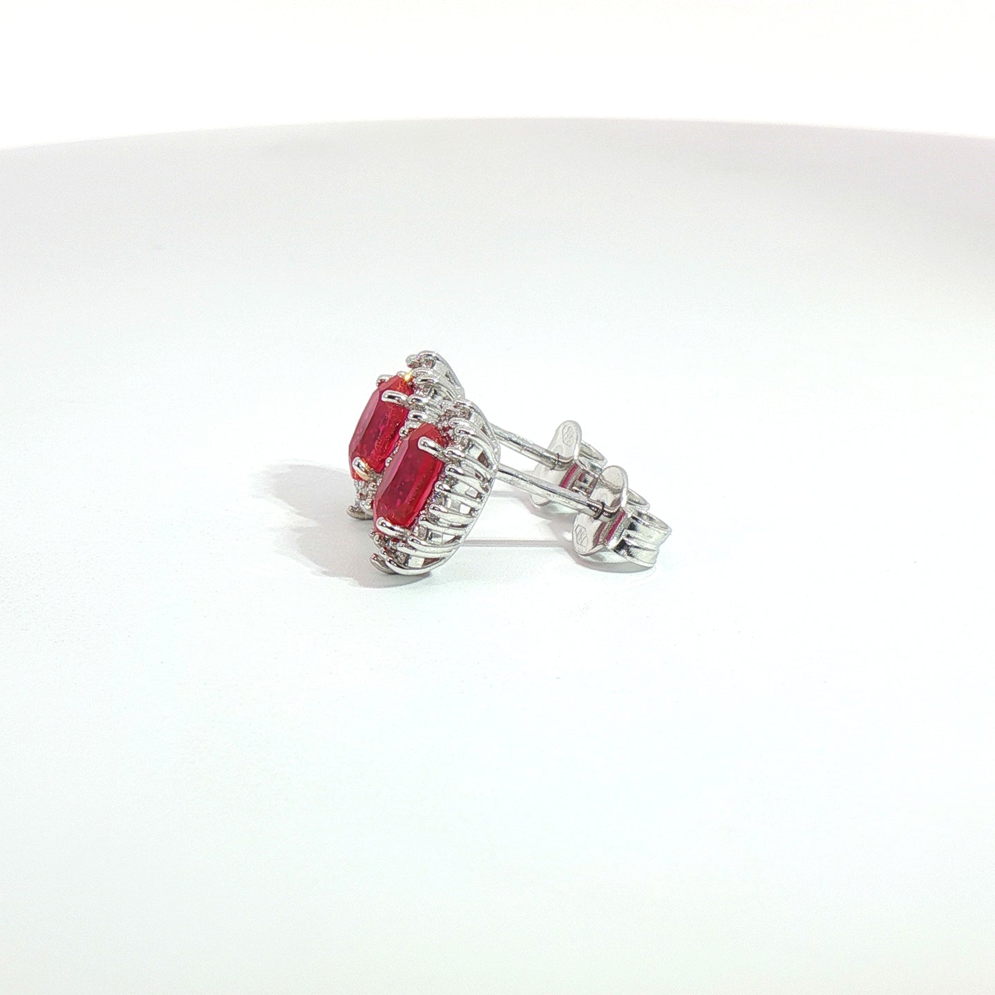 Orecchini punto luce in oro bianco con rubini Lab-Grown taglio ovale e diamanti Lab-Grown taglio brillante.