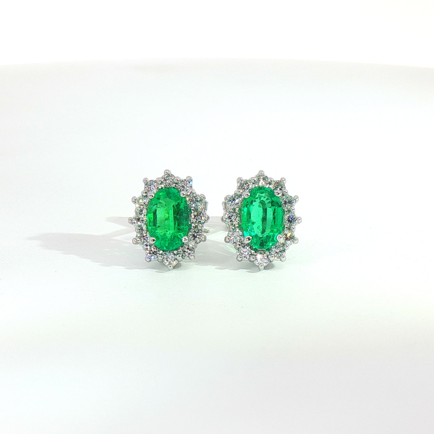 Orecchini punto luce con smeraldi Lab-Grown taglio ovale e diamanti Lab-Grown taglio brillante.