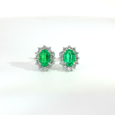 Orecchini punto luce con smeraldi Lab-Grown taglio ovale e diamanti Lab-Grown taglio brillante.