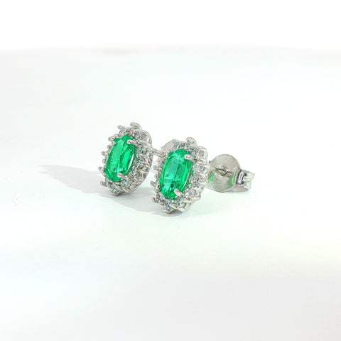 Orecchini punto luce con smeraldi Lab-Grown taglio ovale e diamanti Lab-Grown taglio brillante.