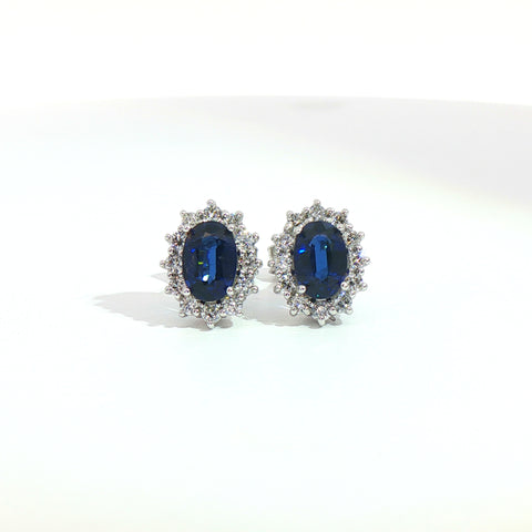 Orecchini punto luce in oro bianco con zaffiri Lab-Grown taglio ovale e diamanti Lab-Grown taglio brillante.