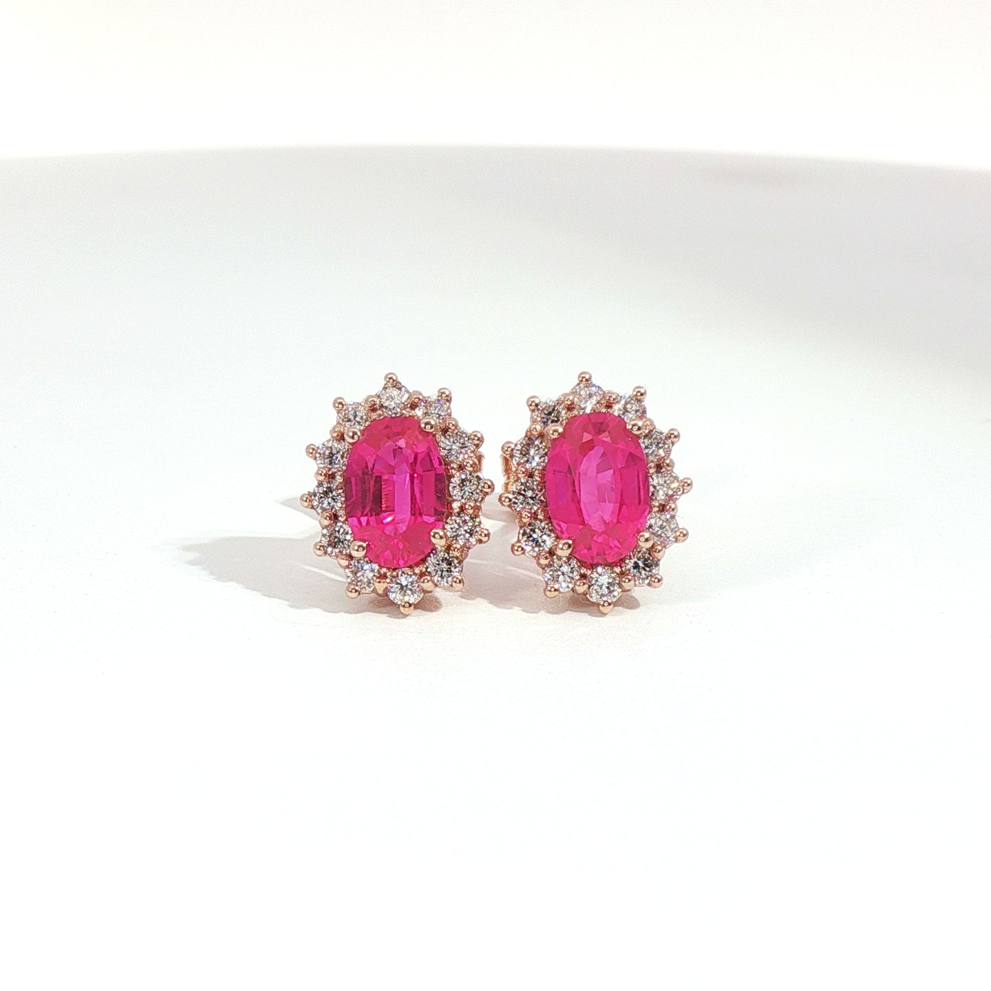 Orecchini punto luce con zaffiri rosa Lab-Grown taglio ovale diamanti Lab-Grown taglio brillante.