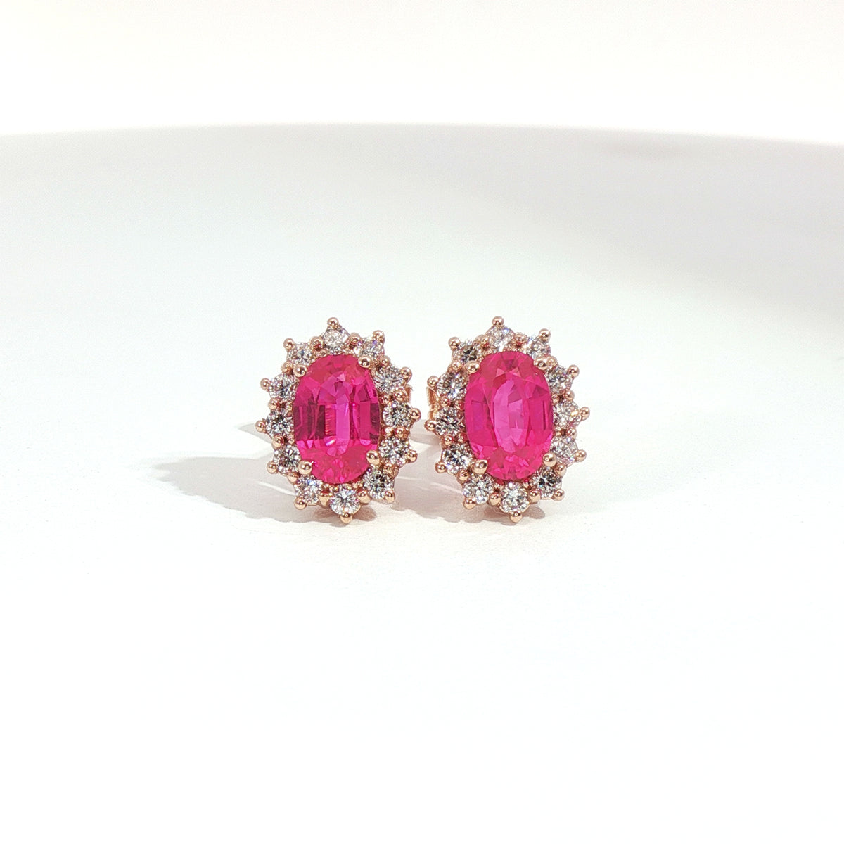 Orecchini punto luce con zaffiri rosa Lab-Grown taglio ovale diamanti Lab-Grown taglio brillante.