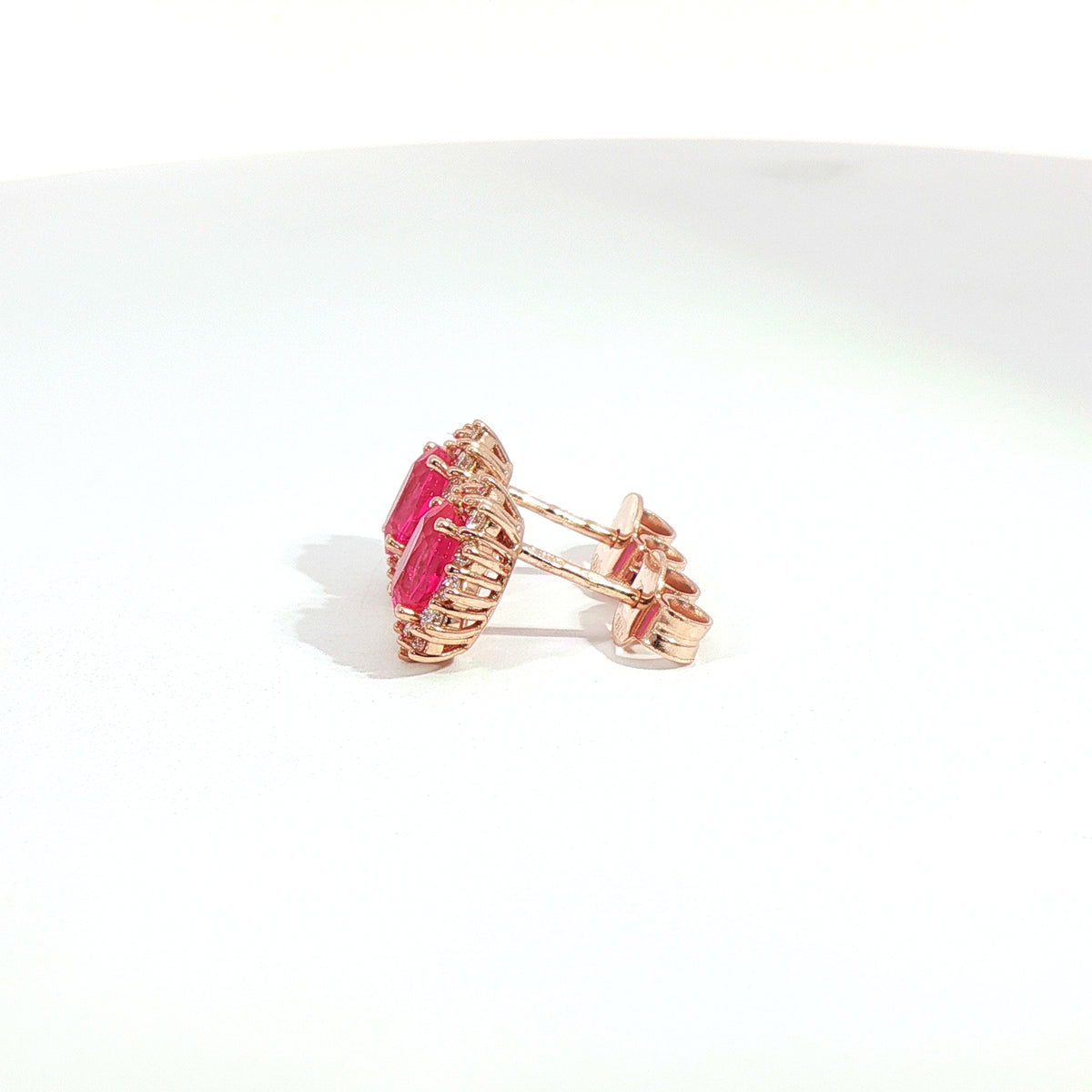 Orecchini punto luce con zaffiri rosa Lab-Grown taglio ovale diamanti Lab-Grown taglio brillante.
