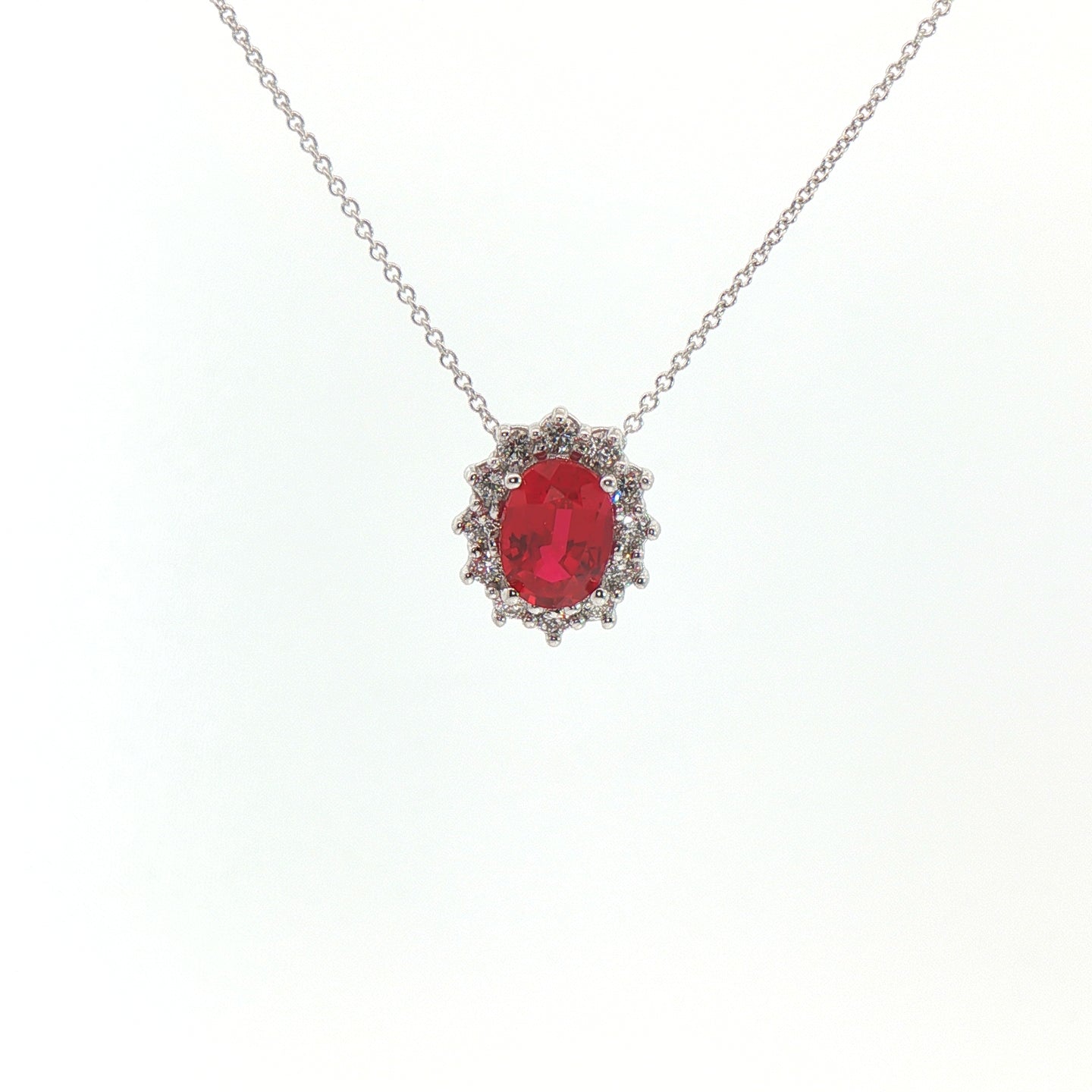 Girocollo in oro bianco con rubino Lab-Grown taglio ovale e diamanti Lab-Grown taglio brillante.