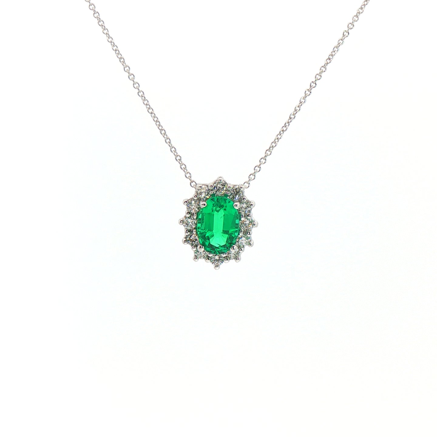 Girocollo in oro bianco con smeraldo Lab-Grown taglio ovale e diamanti Lab-Grown taglio brillante.