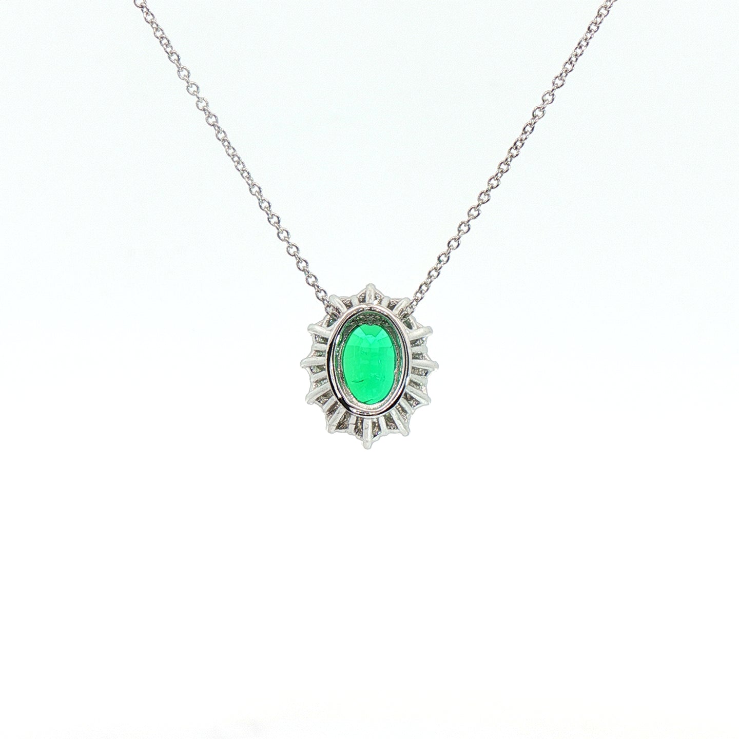 Girocollo in oro bianco con smeraldo Lab-Grown taglio ovale e diamanti Lab-Grown taglio brillante.