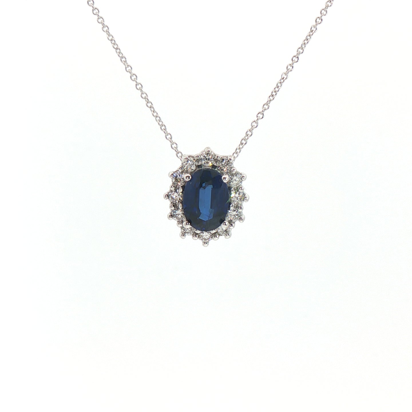 Girocollo in oro bianco con zaffiro Lab-Grown taglio ovale e diamanti Lab-Grown taglio brillante.