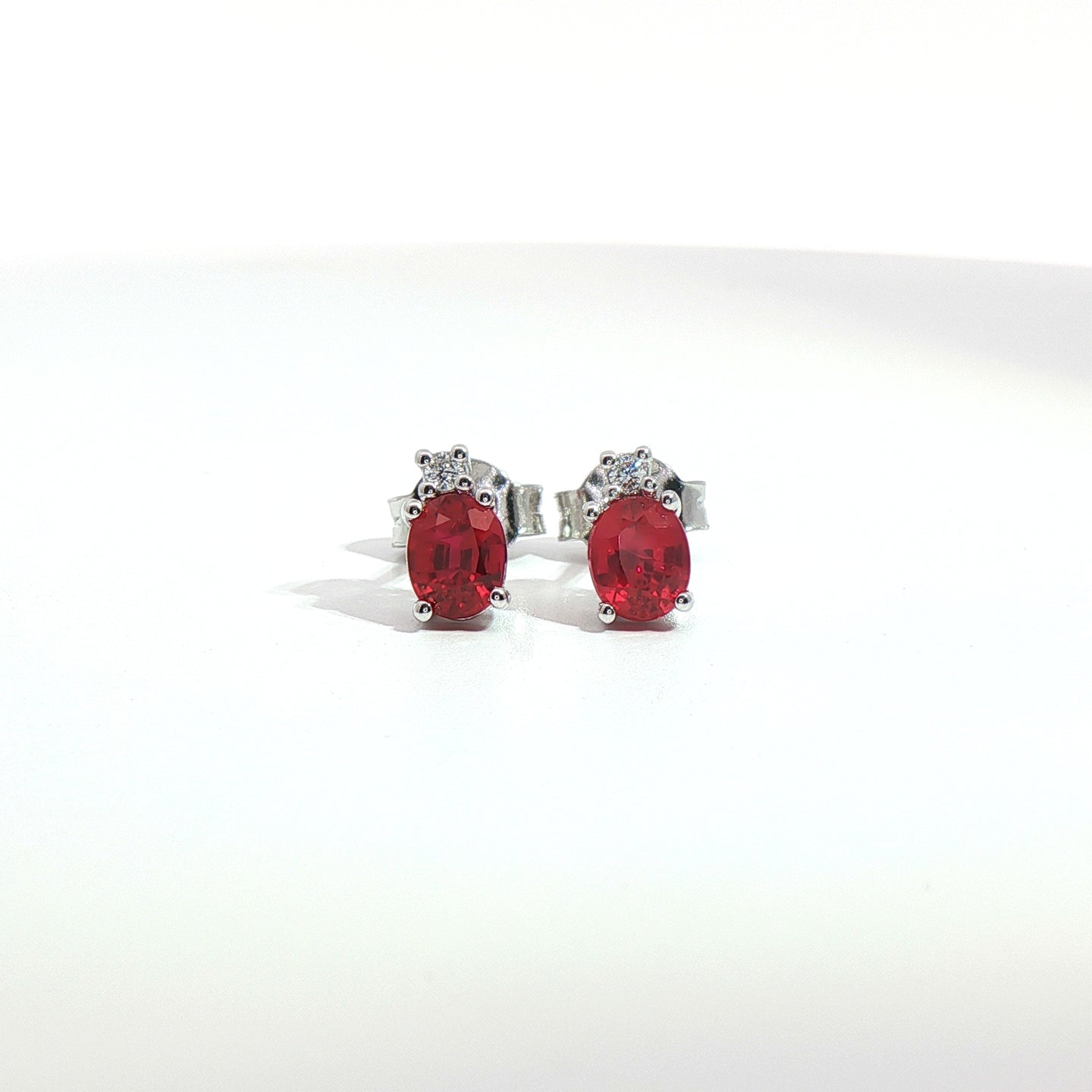 Orecchini punto luce con rubini Lab-Grown taglio ovale e diamanti Lab-Grown taglio brillante.