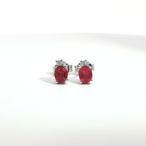 Orecchini punto luce con rubini Lab-Grown taglio ovale e diamanti Lab-Grown taglio brillante.