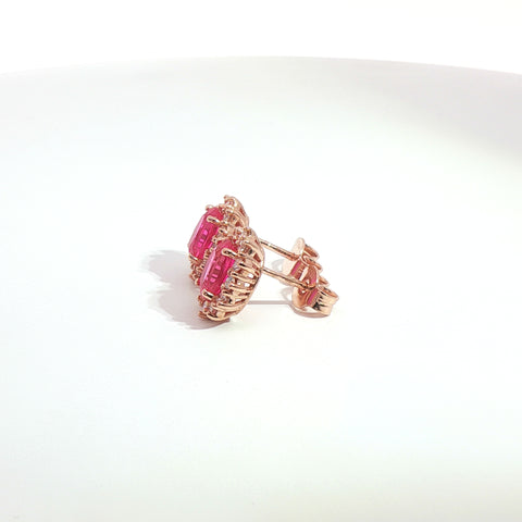 Orecchini punto luce in oro rosa con zaffiri rosa Lab-Grown taglio ovale e diamanti Lab-Grown taglio brillante.