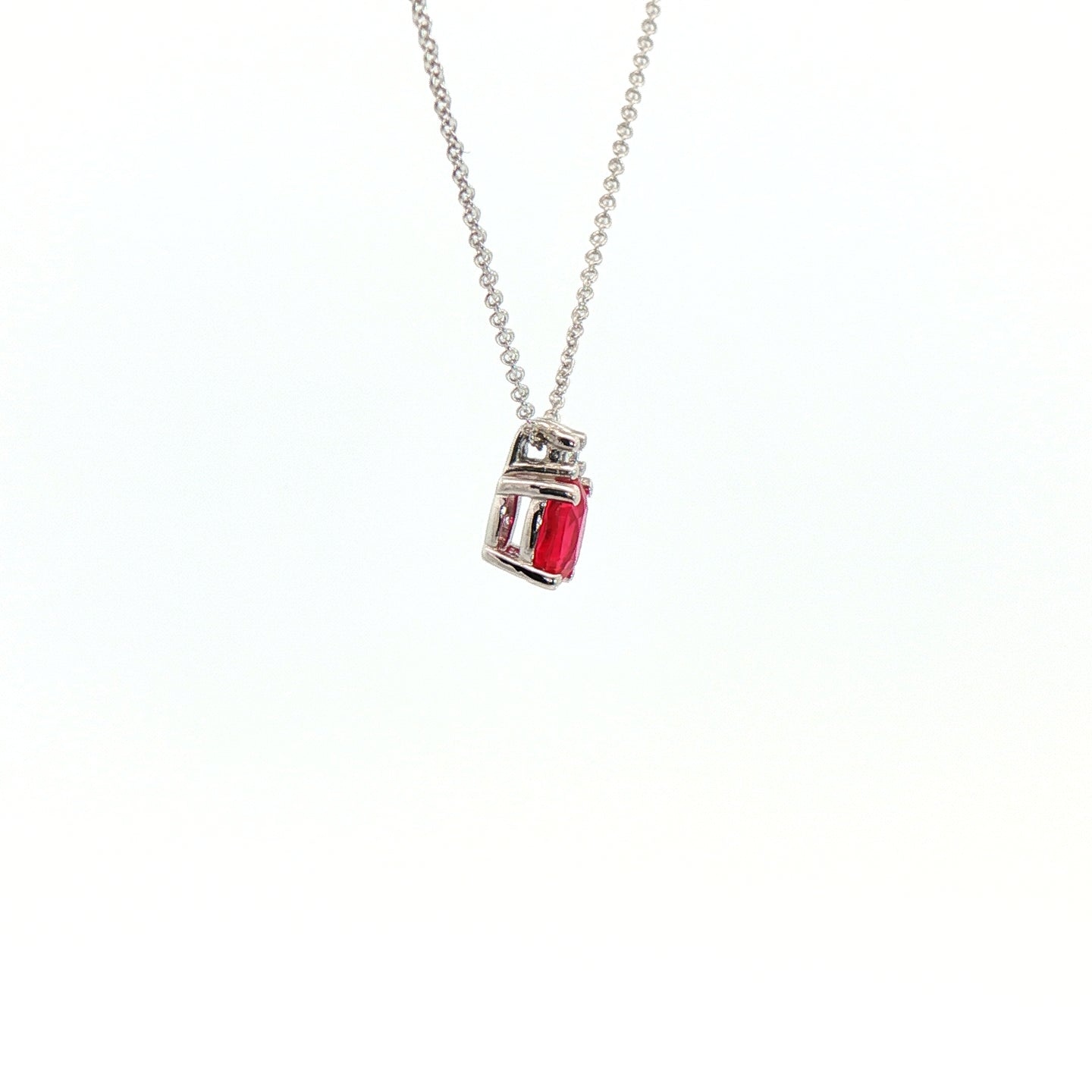 Girocollo in oro bianco con rubino Lab-Grown taglio ovale e diamante Lab-Grown taglio brillante.