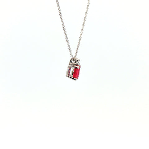 Girocollo in oro bianco con rubino Lab-Grown taglio ovale e diamante Lab-Grown taglio brillante.