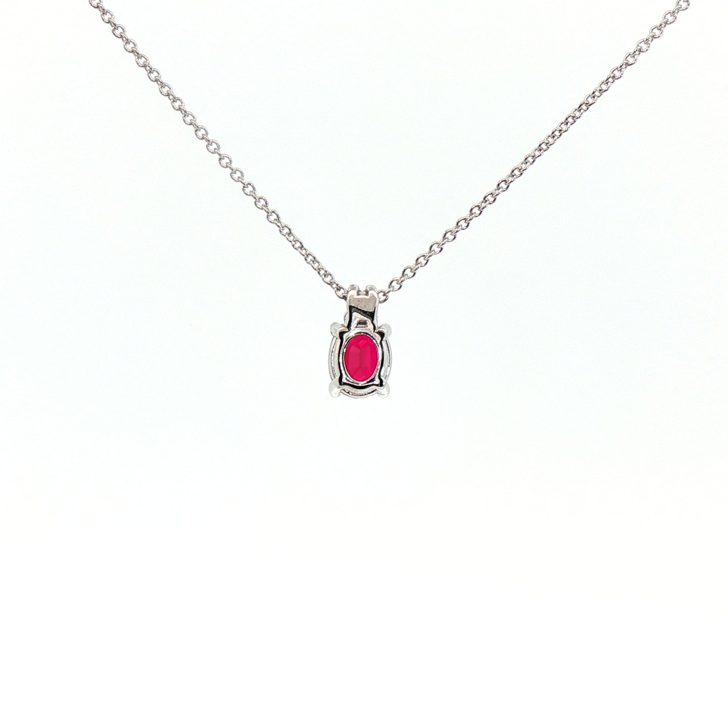 Girocollo in oro bianco con rubino Lab-Grown taglio ovale e diamante Lab-Grown taglio brillante.