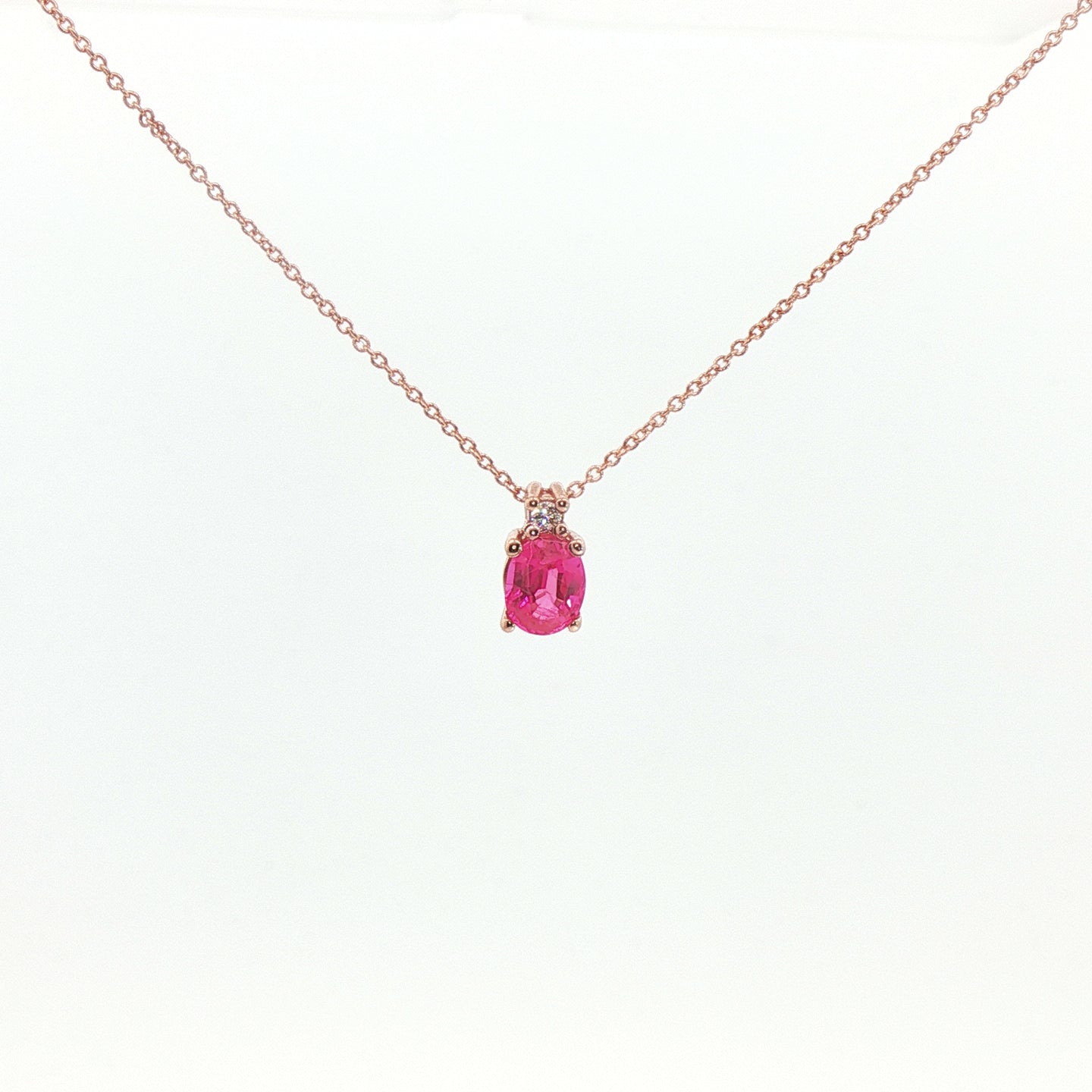 Girocollo in oro rosa con zaffiro rosa Lab-Grown taglio ovale e diamante Lab-Grown taglio brillante.