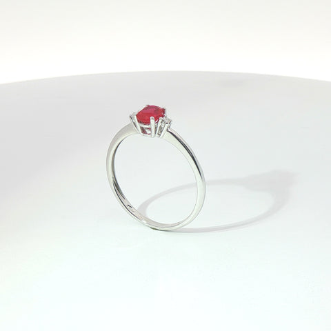 Anello in oro bianco con rubino Lab-Grown taglio ovale e diamanti Lab-Grown taglio brillante.